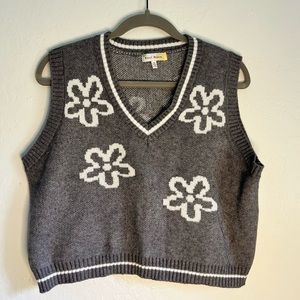 Grey sweater vest with flower design, never worn XL